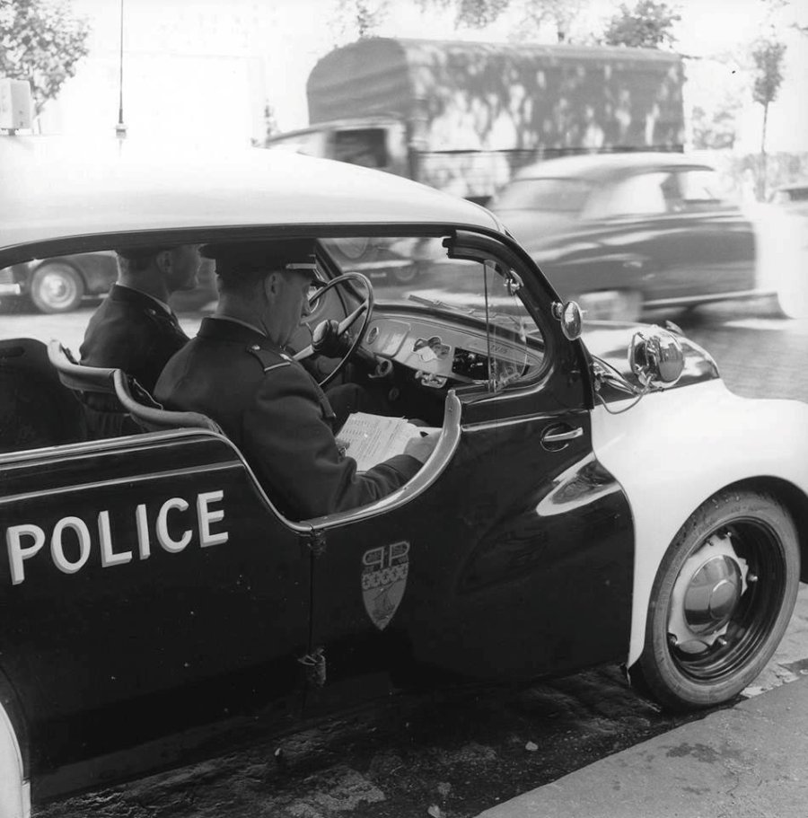 police 4cv.jpg