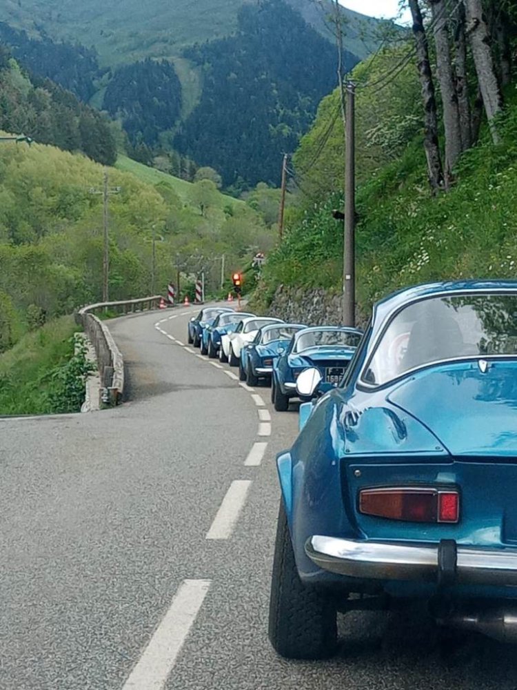 Alpine queue.jpg