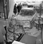 perte-de-contrôle-pour-le-conducteur-de-cette-simca-qui-termine-sa-course-dans-la-vitrine-d-un...jpg