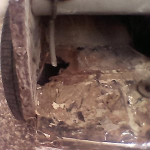 perforation de la tôle sous le bac a baterie du a l ecoulement  de la baterie .