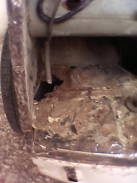perforation de la tôle sous le bac a baterie du a l ecoulement  de la baterie .